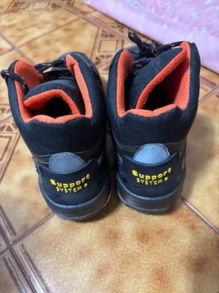 Scarpe antinfortunistiche nere e arancioni