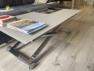 Mesa comedor de diseño, marca Ramiro Tarazona.