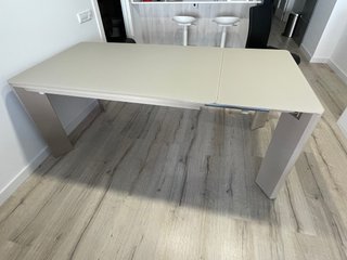 Mesa comedor de diseño, marca Ramiro Tarazona.