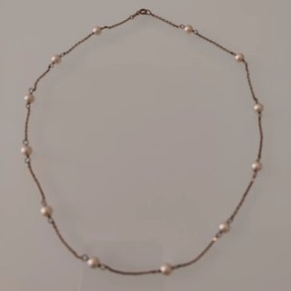 Gargantilla de bisutería con perlas