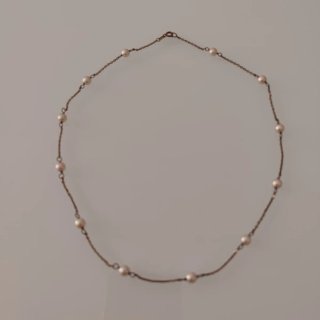 Gargantilla de bisutería con perlas