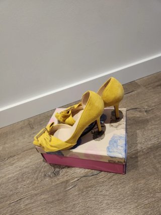 Zapatos de tacón amarillos talla 35