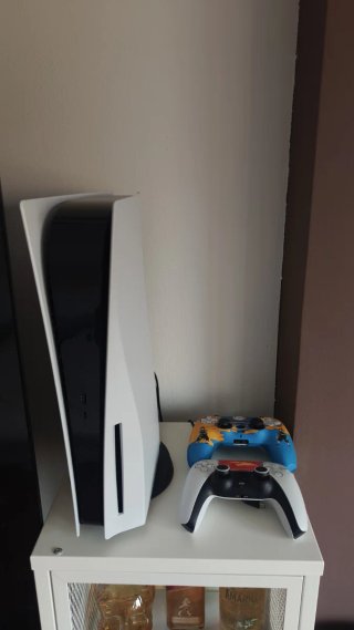 Playstation 5 con 2 mandos y 3 juegos