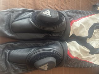 Mono Dainese cuero sportbike negro rojo blanco