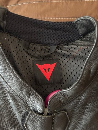 Mono Dainese cuero sportbike negro rojo blanco