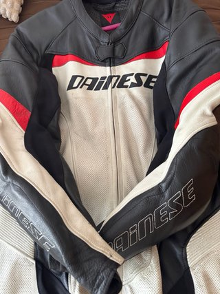 Mono Dainese cuero sportbike negro rojo blanco