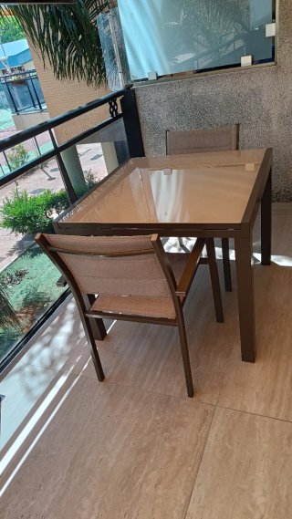 Mesa extensible cristal y metal
