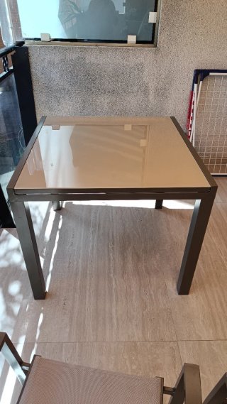 Mesa extensible cristal y metal