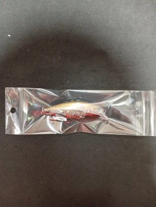 Señuelo de pesca dorado y transparente