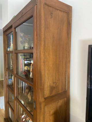 Estantería de madera y cristal