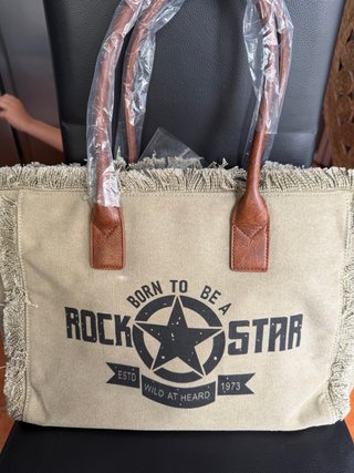 Bolso de mano o tiene tira para colgar es grande