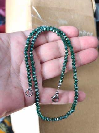 Collar corto de cristal verde y plateado