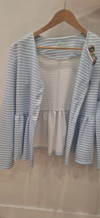 Chaqueta con volante y muñeca