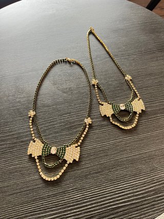 Collar bisutería lazo strass verde y dorado