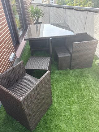 Mesa de jardín de ratán con tapa de cristal
