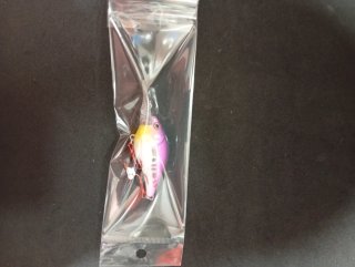 Señuelo de pesca púrpura y amarillo