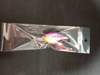 Señuelo de pesca púrpura y amarillo