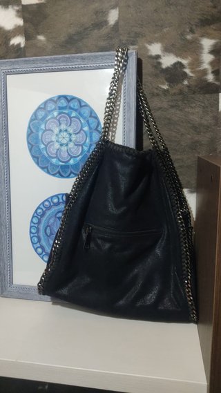 Bolso negro con cadena