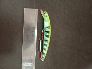 Señuelo de pesca verde con rayas negras