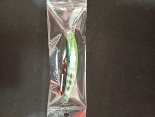 Señuelo de pesca verde con rayas negras
