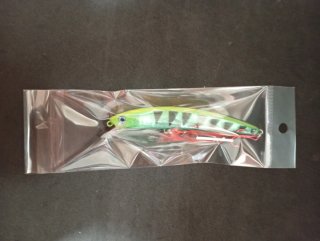 Señuelo de pesca verde con rayas negras