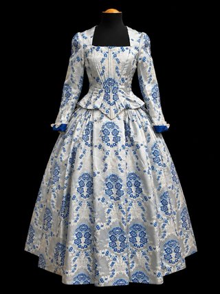 Traje del siglo XVIII azul y blanco