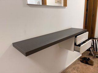 Mueble recibidor flotante gris y blanco