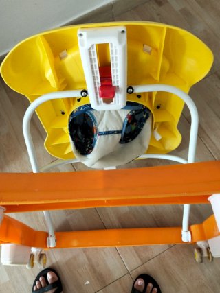 Andador Giordani amarillo y naranja