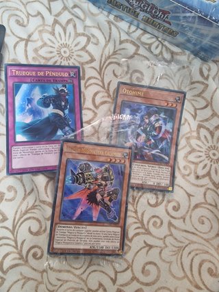 Lote Yu-Gi-Oh! Caja, Mazos y Cartas + 7 sobres