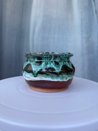Jarrón de cerámica verde hecho a torno