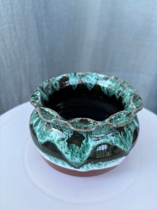 Jarrón de cerámica verde hecho a torno