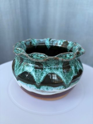 Jarrón de cerámica verde hecho a torno