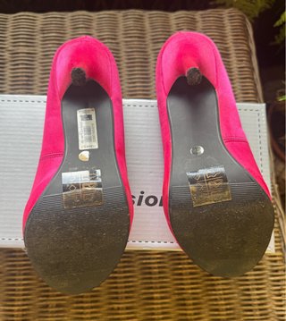 Zapatos de tacón fucsia peep toe