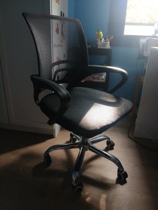 Silla de escritorio negra y plateada