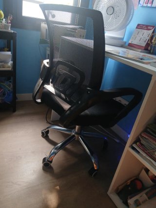 Silla de escritorio negra y plateada