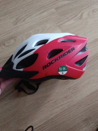 Casco de bicicleta blanco y rojo