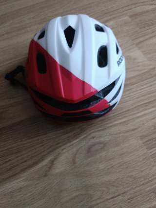 Casco de bicicleta blanco y rojo