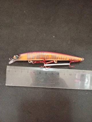 Señuelo de pesca naranja y morado