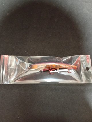 Señuelo de pesca naranja y morado