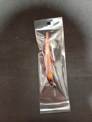 Señuelo de pesca naranja y morado