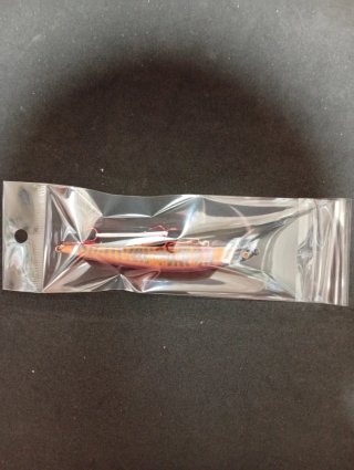Señuelo de pesca naranja y morado