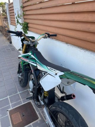 Rieju MRT supermotard verde y blanco