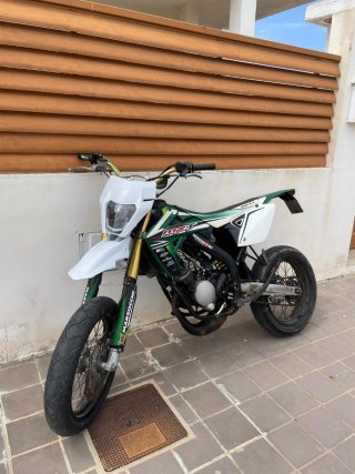 Rieju MRT supermotard verde y blanco