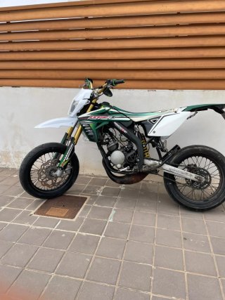 Rieju MRT supermotard verde y blanco