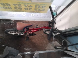 Bicicleta infantil roja