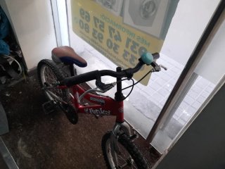 Bicicleta infantil roja