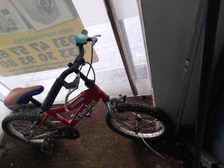 Bicicleta infantil roja