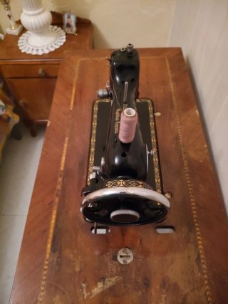 Máquina de coser Singer antigua con mueble