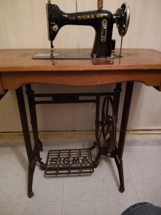 Máquina de coser Singer antigua con mueble