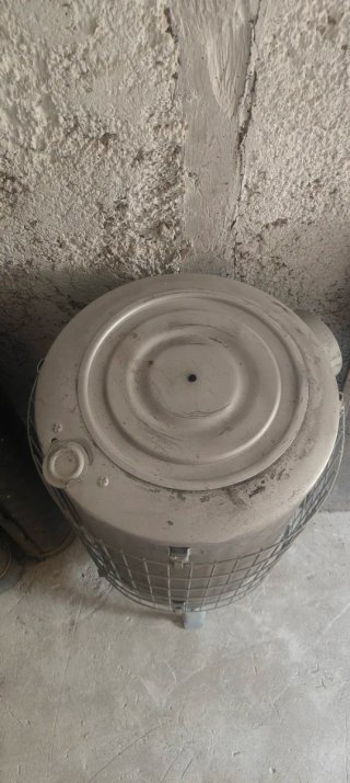 Estufa de leña metálica gris